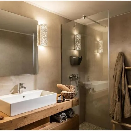 Khroma Luxury 3- Front 아파트 *